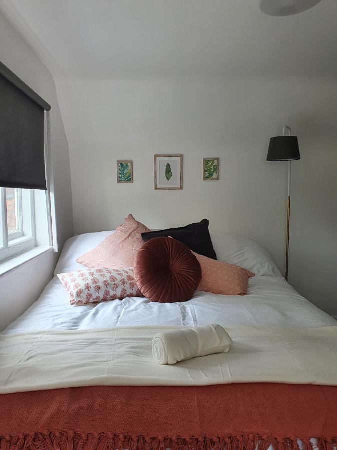 Grade I Listed Luxury Apartment In Hertfordshire 威尔登 外观 照片
